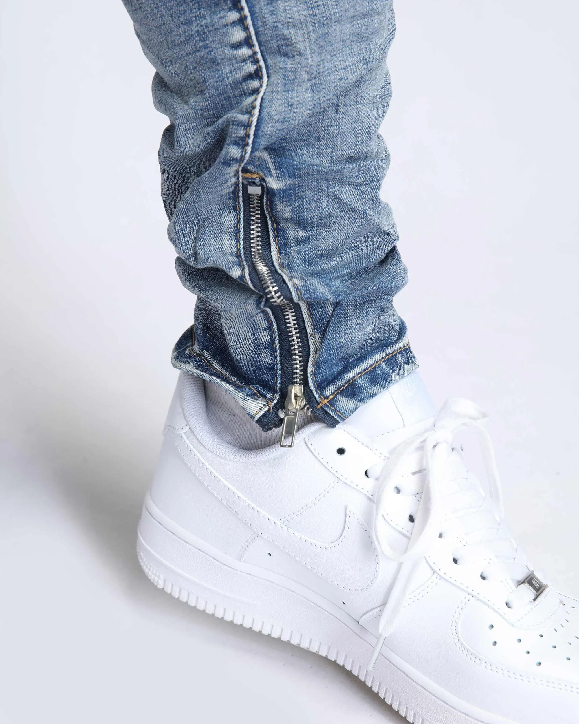 Light Wash Ripped BlueJeans with Skull Embroidered